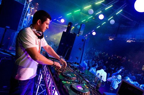 PARTİLERDEN... -  - İndie-elektronun icracıları Dogzstar'da! -