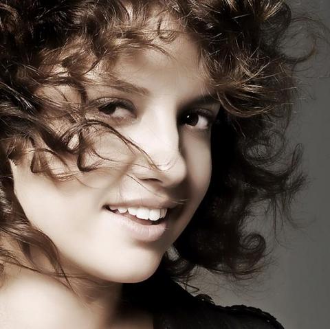 Forum İstanbul D&R'da; 2 Nisan Cumartesi, saat 16.00'da, Ayşe Özyılmazel, ikinci albümü "Sıfır Makyaj"ın imza günü.