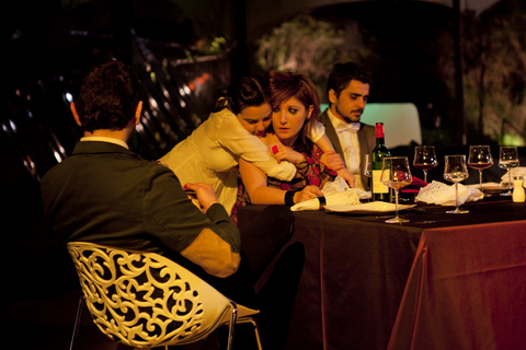 * Dotkoleksiyonda; 2-3-9-10 Nisan, saat 21.00'de, "Festen / Kutlama". Giriş: 50, 25 TL. Tel: (212 251 45 45)  - * * Kenter Tiyatrosu'nda; 2-3 Nisan, saat 20.00'de, "Kraliçe Lear". Giriş: 34, 29 TL. Tel: (212 252 89 91) -  - ** Tiyatro Pera Eren Uluergüven Sahnesi'nde; 3 Nisan Pazar, saat 20.00'de, "Şerefe Hatıralar". Giriş: 29, 19 TL. Tel: (212 245 44 60)