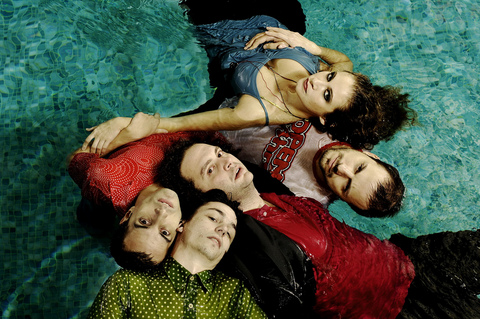 ** Dotmarsta'da; 1 ve 2 Nisan, saat 21.00'de, "Alışveriş ve S***ş / Shopping & F***ing". Giriş: 50, 25 TL. Tel: (212 251 4545) - ** Profilo Kültür Merkezi Büyük Salon'da; 2 Nisan Cumartesi, saat 15.00 ve 21.00'de, "Cam". Giriş: 45, 35 TL. Tel: (212 216 44 00) - ** Enka Oditoryumu'nda; 4 Nisan Pazartesi, saat 20.30'da, "Yastık Adam". Giriş: 23 TL. Tel: (212 276 22 14) -  - ** İTÜ Maçka Kampüsü İşletme Fak. Tiyatro Salonu'nda; 1 Nisan Cuma, saat 20.00'da, Seyyar Sahne'den "Çocukluğumun Soğuk Geceleri". Tel: (531 696 41 09)