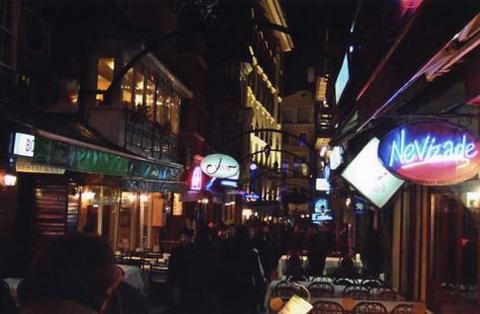 MEKANLARDAN... -  - Muhabbeti demlendirmek isteyenlere! -  - ** Saki / Nevizade Tel: (212 244 16 83) - ** Eleos / Yeşilköy Tel: (212 663 39 11) - ** Ruhi Bey Meyhanesi / Ankara Tel: (312 427 42 94) - ** Kör Agop / Kumkapı Tel: (212 517 23 34) - ** Giritli / Cankurtaran Tel: (212 458 22 70) - ** Asmalı Cavit / Asmalımescit Tel: (212 292 49 50)