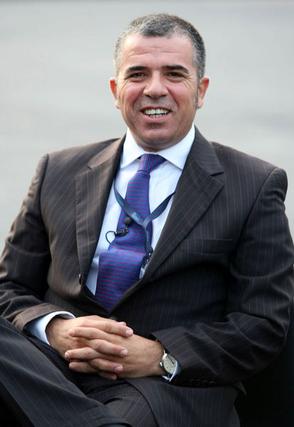 ALİ AĞAOĞLU – Finansonline yazarı / Gazeteci / Piyasa Yorumcusu -  - ABD'nin bedava para programı devam ederse 1.550 dolar ihtimali yüksek  -  - "Dünya genelindeki faiz artırımı dalgası altın fiyatları için aşağı yönlü risk. Ancak ABD üçüncü bir parasal gevşeme programına geçerse 1.500 doların üzerinde bir fiyat kaçınılmaz. Haziran'a kadar altın fiyatı  1.350-1.450 dolar bandında hareket eder. " -  - Altın fiyatları için en önemli meselelerden biri olan ABD Merkez Bankası'nın (FED) parasal gevşemeye devam edip etmeyeceği konusundaki beklentim, İkinci Bedava Para Paketi'nin (İkinci Niceliksel Gevşeme Programı) Haziran ayında bitmesi yönünde. Ola ki üçüncü bir Bedava Para Paketi (BPP) açıklanırsa o zaman altının fiyatının artması kaçınılmaz olur. Bu ihtimal dahilinde, altın fiyatı ons başına önce 1.470, ardından 1.530-50 bandına doğru bir yükseliş yaşayabilir.   -  - 1.470 dolar seviyesi kritik olacak -  - 1.470 dolar/ons seviyesinin kararlı bir şekilde aşılamadığı bir durumda ise 1.330-50 dolar seviyelerine kadar bir geri çekilme olasılığı var. 2. BPP'nin sonuna kadar ise 1.350-1.450 bandında kalabilir. 1 ile 3 yıl arasında bir orta-uzun vadeli dönemde ise altın fiyatlarının 1,250-1,650 bandında dalgalanmasını bekliyorum. Dünya genelinde bu sene içinde beklenen faiz artırımı dalgası ise altın fiyatlarına olumsuz etki edecektir. Fiyat-bant tahminlerimde bu ihtimalin de payı var. -  - Kısa vadede Avrupa etkilemez, Orta Doğu talebi düşürebilir -  - Kısa vadede Avrupa'daki Borç Krizi'nin yaratacağı riskten kaçınma eğilimi ile altını ilişkilendirmek çok anlamlı olmayabilir. Zira AB, EFSF aracılığıyla bu sorunu ötelemeye yönelik bir çaba içinde ve bu durum henüz risk olarak altın başta olmak üzere değerli metallere yansımış değil. Orta Doğu ve Kuzey Afrika'da yaşanan istikrarsızlıklar, Libya'ya gerçekleştirilen uluslararası operasyon, son dönemde Suriye ve Yemen'de ortaya çıkan karışıklıklar ise fiziksel altın talebini düşürmesi açısından fiyatlar üzerinde olumsuz bir etki yaratabilir.