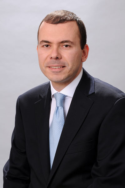 İNAN DEMİR – FinansInvest Ekonomisti -  - Enflasyonist konjönktür ihtimali az, altında yükseliş "sınırlı" olur -  - "MENA ve Avrupa Borç Krizi'nin altında yükseliş getirmesi ihtimali düşük; Japonya'nın küresel likiditeyi artırmış olması altından çok bakırı etkiler." -  - Altının geçen hafta yeni bir tarihi rekor kırmasının arkasındaki sebepler Libya'da devam eden gerginlik ve Avrupa'da borç krizinin derinleşmesi gibi görünüyor. Ama ben bu faktörlerin altında yükseliş getirmesi konusunda kuşkuluyum. Birincisi, Libya olaylarının küresel ölçekte güvenli liman arayışı gerektirecek kadar büyük bir tehdit olduğunu düşünmüyorum. İkincisi, Avrupa'da borç krizinin büyümesi de dünyada enflasyonist baskıları azaltacak bir gelişme ki bunun da altın fiyatını desteklemesi pek mümkün değil. Dolayısıyla ben bu rekorun ardından altında daha fazla yukarı yönü "sınırlı" görüyorum.  -  - BoJ'nin likidite enjeksiyonu ancak bakıra yarar -  - Japonya'da yaşanan deprem sonrasında ülkede merkez bankası BoJ'un piyasaya yaptığı likidite enjeksiyonuyla küresel likiditenin artması genel olarak emtia fiyatları için olumlu. Ancak bu likidite artışının örneğin bakır gibi küresel büyümeyle korelasyonu daha yüksek olan emtiayı daha olumlu etkilemesini, öte yandan enflasyonist bir konjonktür ihtimalini az gördüğüm için altın üzerindeki etkinin daha sınırlı olmasını beklerim.