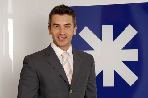 MERT ÜLKER, CFA – Finansinvest Genel Müdür Yardımcısı -  - Zayıf Dolar = Güçlü Altın -  - "Dolardaki zayıflığın altın için pozitif yansımaları olmasını ve 3 aylık vadede altının ons fiyatının 1.400 - 1.600 dolar aralığında kalmasını bekliyorum. 1.360 dolara stop-loss koyarak altını kısa ve orta vadeli portföyümde bulundururdum." -  - Global ekonomik krizin gölgesinde, başlıca para birimlerinde yaşanan rekabetçi devalüasyon ortamında, güvenli liman özelliği altın fiyatlarını ekonomik arz / talep dengesinden çok spekülatif ilgi sayesinde 2,5 senede iki katına çıkardı.  -  - 2010 başında, altının ons fiyatı 1.100 dolarları görmüşken, FinansInvest olarak yatırımcılarımıza portföylerinde altın taşımaya devam etmelerini önermiştik. Gelinen fiyat seviyeleri ve değişen ekonomik konjonktür bu öneride biraz daha temkinli olmayı gerektiriyorsa da, benim 2011 görüşümde de halen ciddi bir farklılık yok. Altında dönem dönem "teknik düzeltmeler" kaçınılmaz olarak görülecek. Ancak dolarda yeni dipler görüldükçe "sarı maden" güçlü kalacaktır. -  - Orta – uzun vadeli görüş: Gelişmiş ülkeler ekonomik büyümeyi hızlandırmak için "tırmalarken", altını halen "nihai bir çılgınlık zirvesi" göreceği beklentisiyle orta - uzun vadeli stratejik portföylerde tutardım. Özellikle Çin para birimi yuanda ciddi bir değerlenme ve/veya ABD'nin ekonomik toparlanmasında herhangi bir olası yavaşlama, altın fiyatlarını orta – uzun vadede yukarı itecektir.  -  - Kısa vadeli görüş: Üç ay gibi kısa bir vadede ise dolardaki zayıflığın altın için pozitif yansımaları olmasını ve altının ons fiyatının 1.400 - 1.600 dolar aralığında kalmasını bekliyorum. 1.360 dolara stop-loss koyarak kısa vadeli portföyümde de altına mutlaka yer verirdim.   -  - Neden mi? İşte size 5 neden… -  - Rüzgâr arkasında  -  - 1)Dünyada ekonomik göstergelerdeki iyileşmeye karşın FED'in deflasyon kaygılarına dair bariz asimetrik ("gevşek") bir duruşu var. FED'in bilanço genişlemesi Nicel Gevşeme 2 (QE2) aracılığıyla Haziran'a kadar devam edecek. ABD'de faiz artışının ise 2012 ortasına kadar gelmesini beklemiyorum.  Tüketici güveni, borsalar ve/veya istihdam verilerinde en ufak bir zayıflama, parasal genişlemeci tarzıyla "Helikopter Ben" lakabını alan Bernanke'yi endişeye sevk edecektir.   - Neticede, ABD'de büyüme düşük bir bazdan canlanmaya başlasa da, düşük faiz ortamı sürecek. Yüksek "çıktı açığı"na rağmen canlanan enflasyonist beklentilerle ise sertçe dikleşen bir verim eğrisi görülmeye devam edilecek; yani uzun vadeli faizlerle kısa vadeli faizler arasında fark açılacak. Böyle bir ortamda dolar diğer para birimlerine karşı zayıf kalmaya, reel bono getirileri de son derece düşük seyretmeye devam eder; likidite bolluğu sürer. Bu da altın için cazip bir ortam yaratır. -  - 2)Avrupa, İngiltere ve pek çok gelişen piyasada ise merkez bankaları enflasyon korkularına karşı "daha sıkı" bir duruş sergiliyorlar ve piyasalarda faiz artışı beklentileri öne çekiliyor. Sonuç olarak dolar, petrol fiyatlarıyla ters korelasyonunu koruyor; euro / dolar paritesi ise Avrupa'daki borç krizi endişelerine rağmen 1,40'un üstünde seyrediyor. Zayıf dolar, Çin para birimi yuanın ve diğer gelişen piyasa para birimlerinin güçlenmesinin de yolunu açıyor. - 3)Japonya'daki afetin etkisiyle Japon Merkez Bankası'nın sisteme yüklü likidite enjeksiyonları da çeşitli diğer emtia ile birlikte altını olumlu etkilerken, daha fazla Japon Yeni'nin ülkede kalması ve/veya ülkeye dönmesi potansiyeli, yenin dolara karşı kayıplarını sınırlayabilir.  - Altında "nihai çılgınlık zirvesi" olası  -  - 4)Dünya daha "normal" bir görünüme kavuşana kadar altını "meşru" bir yatırım aracı olarak gören yatırımcı sayısı artacak. ABD, Avrupa ve Japonya'da bunca dengesizlik varken, bir de üstüne jeopolitik gerginlikler patlak verdi. Artan petrol fiyatlarının gelişmiş ülkeler için enflasyonist olmaktan ziyade, diğer ürünlerin tüketimini kısıtlayarak deflasyonist etki göstermesi daha olası. Bu ortamda, gevşek para ve maliye politikalarından vazgeçilmesi, yani para musluklarının aniden kısılması zor görünüyor.  - "Aşırı Alım" bölgesinden uzaklaştı -  - 5)2010'un ikinci yarısında altında ciddi spekülatif pozisyonlar açılmıştı. Ancak bu pozisyonların bir kısmı kapanınca net açık spekülatif pozisyonlarda zirveden uzaklaşıldı. Yani piyasada halen altına ekstra bir ilgi yaratabilecek potansiyel mevcut.