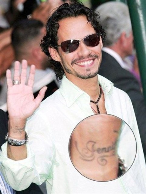 İsim üzerine Hürriyet HeykeliMarc Anthony, Jennifer Lopez'in ismini bileğine yazdırmıştı. Çift 2004'te evlendi, 2011'de ayrıldı.