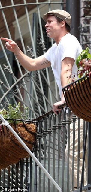 Pitt'in, Angelina Jolie ile düğün öncesi yeni dövmeler yaptıracağı iddia edildi.