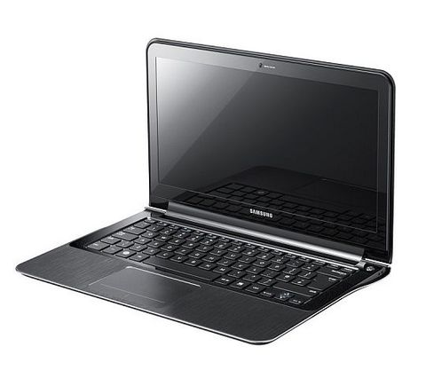EKSİSİ: Yurtdışında 1600 dolara satılan cihazın Türkiye'deki perakende satış fiyatı 3.700 TL'yi geçiyor (1999 dolar + KDV). 128 GB'lik tek hafıza seçeneği