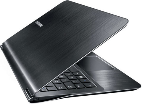 SAMSUNG 9 Serisi: Koreli Samsung, Apple'ın MacBook Air'ine 2010'un tasarım ödüllü dizüstü bilgisayarı 9 serisi ile rakip çıkaranların başında geliyor. Uçakların yapımında kullanılan alüminyumun iki katı daha güçlü olan duralyumdan yapılan Samsung 9 serisi, mart ayı sonunda Kore, ABD, İngiltere ve Türkiye'de eşzamanlı olarak tüketicinin karşısına çıktı. 13.3 inçlik ekranı olan cihaz, 1.31 kg ağırlığında. 1.63 cm inceliğindeki bilgisayarda, spor arabaların aerodinamik tasarımından esinlenilmiş. -