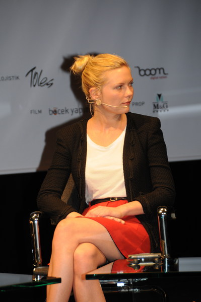 KIRSTEN DUNTS
