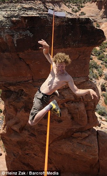 Kendisi için bunun bir oyun olduğunu söyleyen Lewis, "'Beyninizdeki her şeyi eriten bir şey bu. Ne kadar yalnız yürürsem o kadar özgürüm" diye konuşuyor.