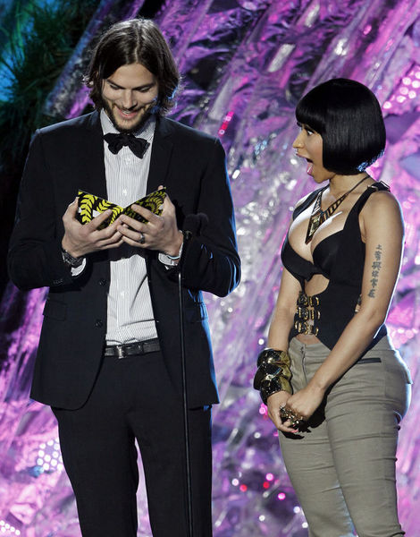 ASHTON KUTCHER, NİCKİ MİNAJ