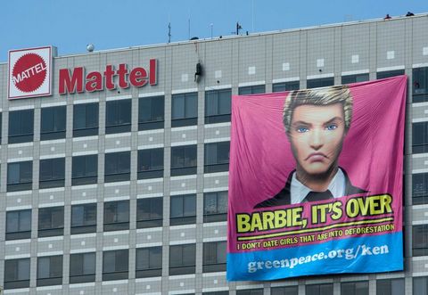 Greenpeace, eylemcileri, Barbie'nin erkek arkadaşı "Ken"in fotoğrafının bulunduğu ve üzerinde "Barbie artık ilişkimiz bitti, ben ormanları yok eden kızlarla birlikte olamam" yazılı dev bir pankartı, şirket binasına astı.