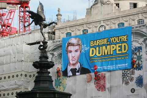 Barbie bebeklerin kalın karton paketinin yağmur ormanlarını yok olma tehlikesiyle karşı karşıya bıraktığını belirten Greenpeace, şirketin Los Angeles'taki merkezi önünde eylem yaptı.