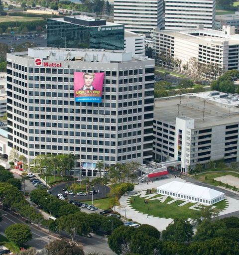 Greenpeace'in yağmur ormanlarını korumak için hazırlanan kampanyasını yürüten Bustar Maitar "Barbie'nin paketlenmesi, yağmur ormanlarını, dolayısıyla biyolojik zenginlik açısından dünyanın en önemli bölgesini tehlikeye sokuyor" dedi.