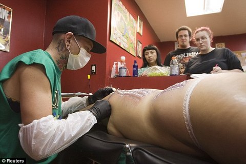 Randall, 3 bin 600 piercing yaptırmaya karar vermişti ancak 3 bin 200'e ulaşınca gözyaşları içinde "yeter" dedi.