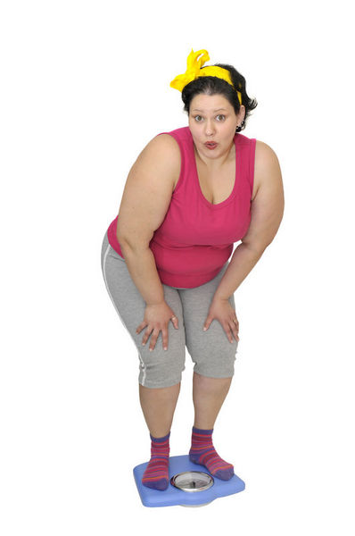 DİYETSİZ ZAYIFLAMA - Estetik ve Güzellik Uzmanı Necla Batum da diyetsiz zayıflamayla ilgili bilgiler veriyor: "Kimyasal gübre ve ilaçlanmış topraklarda yetişen meyve ve sebzeleri yediğimizde vücudumuz kanserojen yükleniyor. İlaçlanmış meyveler dalında en az 2 gün beklemesi gerekirken buna uyulmadığı takdirde ne kadar yıkarsak yıkayalım kimyasal maddeden arınmıyor ve vücudumuza kanserojen olarak giriyor. Katkı maddeli ürünler de tükettiğimizi düşünürsek vücudumuza oldukça zarar verdiğimizi söyleyebiliriz. Bir de her şeyi mevsiminde tüketmek gerekiyor. Yemeklerde tuz ve yağ kesinlikle kullanılmamalı ayrıca şeker tüketimi minimuma indirilmeli. Hücrelere yerleşen bu toksinler strese dayalı böbrek üstü bezleri çok çalıştığından yüksek dozda kortizon hormonu salgılar. Kortizon ilacı kullanılmış gibi toksin yüklenir. Hele ki bir de tuzlu yiyorsak vücut su tutar ve kislik yapılanmalar meydana gelir. Biz, bu kanserojen maddeleri, kortizon toksinleri ve kistik yapılanmaları vücuttan arındırıyoruz. Selülit sanılan bu sıvılar (toksinler) yıllandıkça jelleşir, vücuttan atılması zorlaşır Buna rağmen bize - göre selülit tedavisi çok kolay. Bize gelen kilolu insanların Öncelikle vücudunu tanımaya ve kilosunun nedenlerini bulmaya çalışıyoruz. Şayet hastalıktan kaynaklanıyorsa direkt hastaneye yönlendiriyoruz. Öncelikle vücut Ölçülerini alıyoruz. Daha sonra kaç santim incelmesi gerektiğine karar veriyoruz - ve o ölçüye gelinceye kadar sınırsız seanslar uyguluyoruz, örneğin, göbekte tek bir bölgede 85 santim ile 1 metre arası küçülme sağlayabiliyoruz. Şunu - söylemeliyim ki bu işlemleri uygularken ne bıçak ne de İğne kullanıyoruz. -  - Uyguladığımız İşlemde, havayla çatışan cihaz pulsasyonla emme dalgaları oluşturuyor ve bu dalgalar dokuyu yumuşatarak titreşmesini sağlıyor. Dakikada - 200 kere hava pompalayarak kan dolaşımını hızlandırıp, adhezyonlar giderilerek lenf bezlerini harekete geçiriyor. Bu sayede lenfler hücrelerdeki toksinleri bünyesine alarak lenf kanalları vasıtasıyla lenf boşaltım noktalarından ter ve idrar yoluyla vücuttan atılmasını sağlıyor. Hücreler daha fazla oksijenle - beslenerek hücre dokusunda basınç artıyor ve doku güçlendirilerek esneklik kazanıyor. Hücreler lenf bezleri ve kan akışını harekete geçiriyor. Adhezyonlar - çözülerek hücrelerdeki oksijen artırıyor ve yağ hücrelerini parçalayarak vücuttan atılmasını sağlıyor. Bu sistem uygulandığı sürelerde bol su içilmeli, tuz, yağ ve şeker kullanımından kaçınılmalı" -