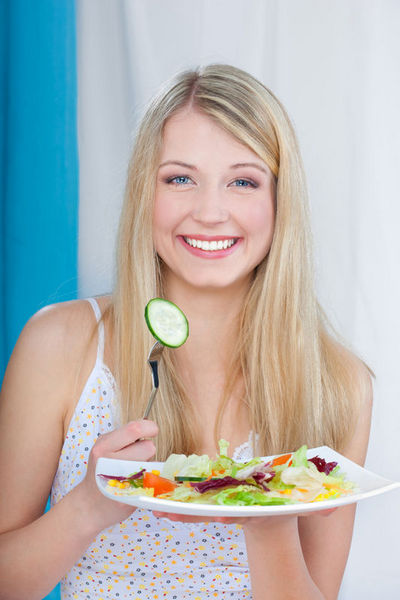 NASIL YAPILIYOR? - Plastik Cerrahi Uzmanı Dr. Yücel Demir uygulamayı şöyle anlatıyor: Hastaya gerekli tetkikler yapıldıktan sonra, yağların alınacağı bölgeler kalemle çiziliyor. Bu bölgelere girilebilmesi için iç çamaşırının altında kalacak şekilde küçük delikler açılıyor ve bu deliklerden fibiroptik kabloyu, hasta anestezi altındayken yerleştiriliyor. Bu kablo aracılığıyla lazer, yağ dokusuna aktarılıyor. Lazer ile yağ eritilmeye başlanıyor. Eritme işlemi bittikten sonra, kablo çıkartılıyor ve liposuction cihazı ile eritilen yağ çekiliyor. Çekilen materyalin yüzde 85'i erimiş halde geliyor. Yüzde 15'i ise eriyememiş olarak geliyor. Dolayısıyla, homojen bir işlem yapılmış oluyor, idrarla atılımına gerek kalmıyor. -  - Bu nedenle, operasyon sonrasında incelme hemen fark ediliyor. Fakat yine de bunun bir süreç olduğu vurgulanıyor ve esas sonuç üç ay sonra ortaya çıkıyor. -  - Standart bir ölçüde bel ve basen problemi yaşayan hastanın uygulaması yaklaşık 1-1.5 saat sürüyor ve uygulama sonrasında hasta 6 saat müşaade altında hastanede tutuluyor. -