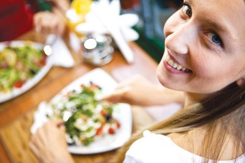 Akupunktur iğneleri vücuda ve kulağa uygulanınca beta endorfin adını veridiğimiz bir madde salgılanır. Bu da stresi azaltıp sakinleştiricidir. Dolayısıyla diyet sırasında kimsenin boğazını sıkmazsınız. Bunların hepsi bir araya gelince kilolu olan insanı kilo vermeye hazırlar.Buna göre haftada 1 veya 2 kez yapılan akupunktur tedavisi ile 6-8 hafta sonunda 8-10 kg.verilir.Kilo daha fazlaysa tedaviye haftalık devam edilir.İdeal kiloya indikten sonra akupunktur 6 ay süreli ayda 1 kez manyetik bilye (mıknatıslı mercimek büyüklüğünde aktif kömür) ile devam edilir.Bu sırada diyet değil sağlıklı beslenme yapılır dolayısıyla kilolar sabitlenir sonra senede 2 veya 3 kez kontrol olmak gerekir.Neden.?Çünkü 3 neden insanların kilo almasını tekrar başlatabilir. -  -