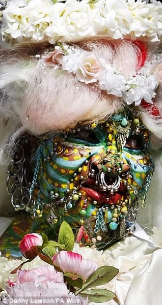 Davidson'ın parmağında artık bir de alyans ışıldıyor. Tabii onca metalin arasından yüzüğü görmek pek mümkün değil...