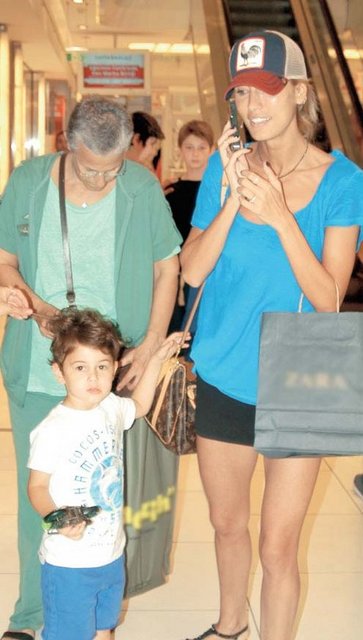 Ünlü manken Çağla Şikel'e annesi ve oğluyla birlikte Akmerkez'de alışveriş yaparken rastladık. Spor kıyafeti tercih eden Çağla Şikel, şapkası ve makyjasız doğal hayile dikkatleri üzerine çekti. Yeni proje var mı sorusuna Çağla Şikel, "Yeni proje, boğazlarım ağırıyor! Geçsin konuşuruz" diyerek objektiflere gülümsedi.