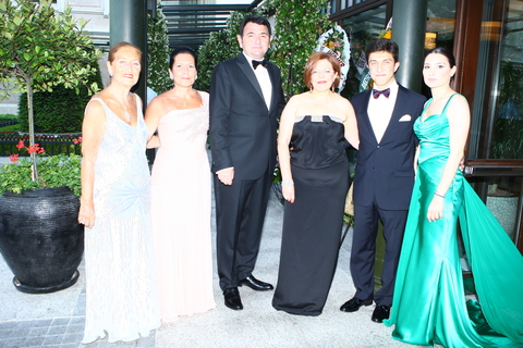 ELÇİN GÜMRÜKÇÜOĞLU, ELVİN - KEMAL SAYIOĞLU, NURGÜN BAYDUR YALÇIN, EMİR DEVECİ, YASEMİN SAYIOĞLU 