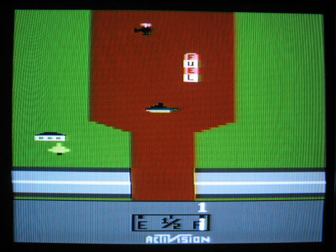 (-): Çabuk ısınma. Uzun süre oynayınca, cihazın içinden gelen plastik kokusu. Ergonomik olmayan joystick.