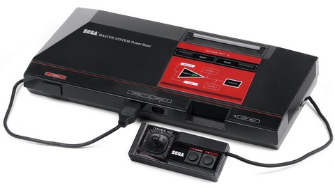 4 - Sega Master System: Sony PlayStation gibi bu aralar hackerlarla uğraşan Japon Sega'nın, 1986'da piyasaya çıkardığı oyun konsolu Sega Master System, Amerika ve Asya'nın ardından Avrupa'daki hızlı yükselişe ile 13 milyonluk satış rakamını yakaladı. Alex Kidd, Wonder Boy, Sonic, Shinobi, Golden Axe, Double Dragon gibi oyunlarla hatırlanan konsol, rakiplerinin 4 katı (8 KB) RAM'e ve 8 katı (16 KB) ekran kartına sahipti. 256 x 240 piksellik ekran çözünürlüğü sunan cihaz, aynı anda 32 renk gösterebiliyordu. -