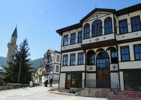 Taraklı, Sakarya'nın güneydoğusunda bulunuyor... Merkeze 65, İstanbul'a 200 ve Ankara'ya 200 kilometre uzaklıkta bir şehir -