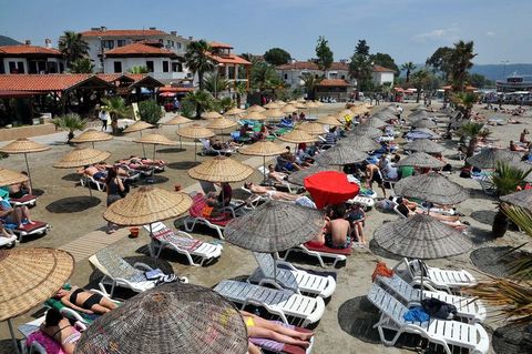 Muğla'dan 25 km, Dalaman Havalimanı'ndan da 65 km uzaklıkta.