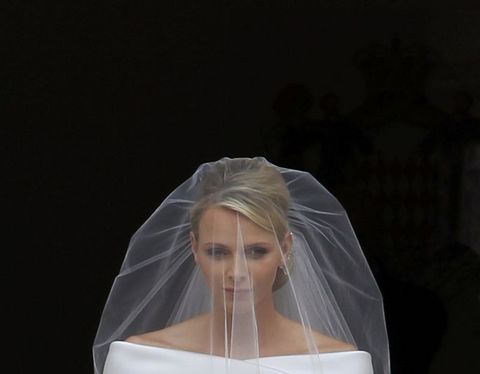 Peri masallarını andıran muhteşem bir düğünle Güney Afrikalı eski yüzme şampiyonu Charlene Wittstock ile evlenen Monaco Prensi Albert, düğünden sonra sıkıntılı günler yaşadı.