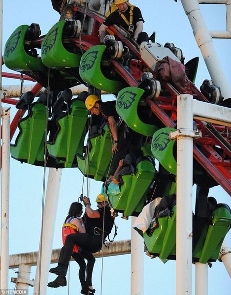 İskoçya'nın Hamilton kentindeki Strathclyde eğlence parkında facianın eşiğinden dönüldü. Eğlenmek için parka giden aralarında bir çocuğun da bulunduğu 9 kişilik grup, "Tsunami'' adındaki roller coaster yani eğlence trenine bindi.