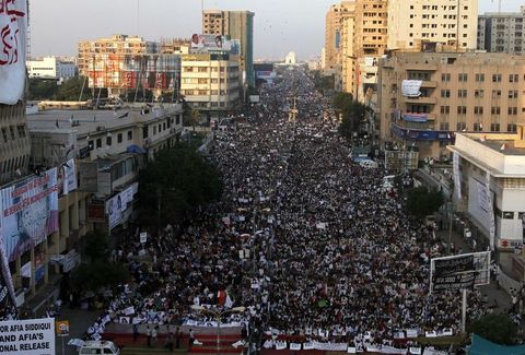 Karaçi - Pakistan - İki odalı lüks daire kirası: 353 dolar - Kafede bir fincan kahve ücreti: 2.24 dolar - İş yemeğinde kişi başı ücret: 43 dolar - Bir litre benzin: 1.03 dolar -