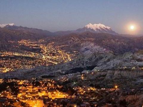 La Paz - Bolivya - İki odalı lüks daire kirası: 650 dolar - Kafede bir fincan kahve ücreti: 2.42 dolar - İş yemeğinde kişi başı ücret: 32 dolar - Bir litre benzin: 0.68 dolar - Uluslararası çapta bilinen bir sanatçının konser bileti: 47 dolar