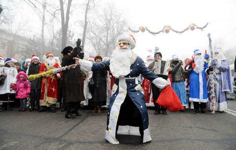 Bişkek - Kırgızistan - İki odalı lüks daire kirası: 700 dolar - Kafede bir fincan kahve ücreti: 5.38 dolar - İş yemeğinde kişi başı ücret: 90 dolar - Bir litre benzin: 0.65 dolar