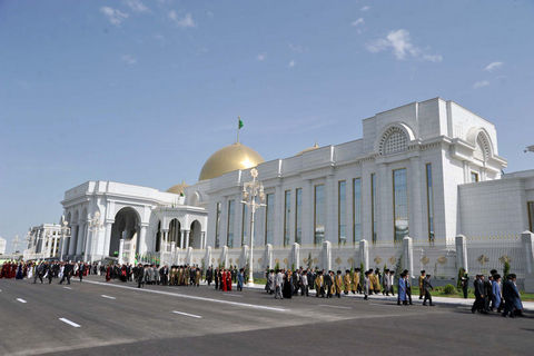 Aşkabat - Türkmenistan - İki odalı lüks daire kirası: 300 dolar - Kafede bir fincan kahve ücreti: 4.56 dolar - İş yemeğinde kişi başı ücret: 79 dolar - Bir litre benzin: 0.22 dolar