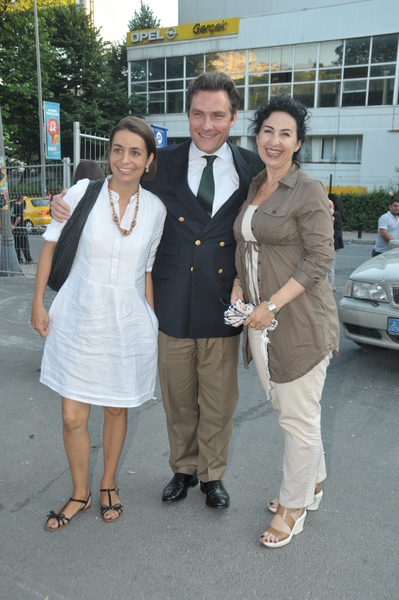 JULIE GUTH, AYSE - MARCUS SLAVGOHT