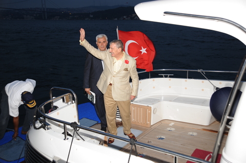 RAHMİ KOÇ SERGİDEN TEKNE İLE AYRILDI
