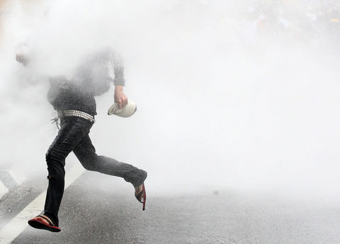 Gösterilerin izne tabi olduğu ülkede hükümet, muhaliflere verdiği onayı son anda geri çekince başkent Kuala Lumpur karıştı. 50 bin muhalif sokaklara dökülürken, polis gaz bombası ile müdahale etti, bin 667 kişi tutuklandı.