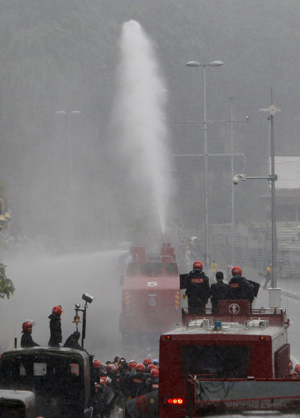 Gösteri öncesinde 150 kişi gözaltına alındı; Merdeka Stadyumu'na yürüyüş başlayınca, polisin müdahalesi sert oldu. 'Berish'i Silme Operasyonu' kapsamında bin 667 kişi tutuklandı, tazyikli su ve gaz bombaları kullanıldı.