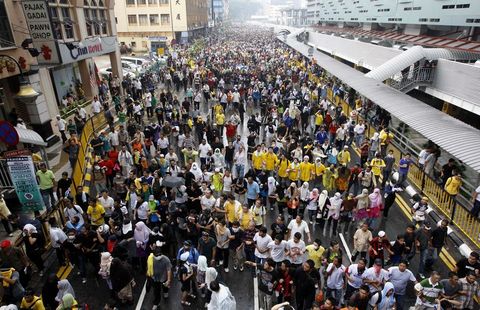 Eski Başbakan Yardımcısı İbrahim, muhalefete geçtikten sonra hakkında açılan yolsuzluk ve cinsel taciz davaları nedeniyle hapis cezası almış, 2008'de tekrar meclise dönmüştü. Ülkede en son 2007'de binlece kişinin katıldığı bir protesto düzenlenmiş ve muhalefetin oyları artmıştı.