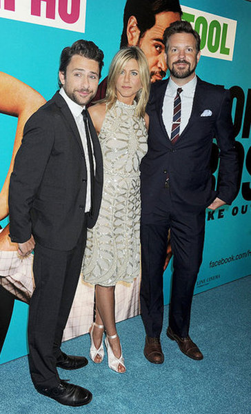 CHARLIE DAY, JENNIFER ANISTON, JASON SUDEIKIS 