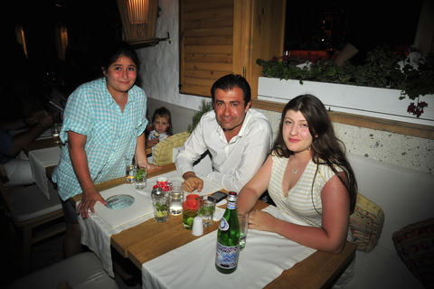 MURAT AKSU VE KIZLARI