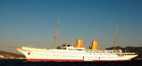 SAVARONA 124.28 metre  -  - Savarona 1931 yılında Blohmt + Voss tarafından, Brooklyn ve Golden Gates Köprüleri'nin de inşaasını yapan Amerikan şirketinin mirasçısı Emily Roebling Codwalader için yapıldı. 1937 yılında Mustafa Kemal Atatürk Başkanlık yatı olarak satın alınan Savarona daha sonra ordu eğitim gemisi olarak kullanıldı. 1989'da Türk girişimci Kahraman Sadıkoğlu Savarona'yı yenilemek için 35 milyon dolar harcadı. Yatın orijinal buhar tribünleri dizellerle değiştirildi. Ağırlığı da 300 ton mermer kullanılarak dengelendi. -