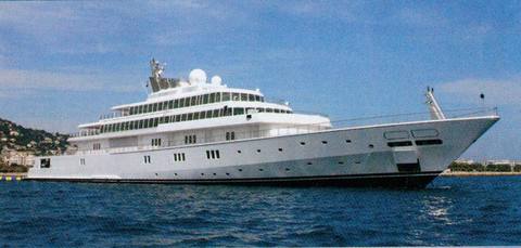 RISING SUN 138 metre  -  - Amerikan Software grubu Oracle'ın CEO'su Larry Ellison'un Japon stili teknesinin diğer adı Clue. Ellison, 2004'te Almanya'da inşa edilen Rising Sun'ın hisselerinin bir kısmını medyanın önemli adamı David Geffen'e sattı. Geffen 87.78 metrelik Mushasi adlı yatı alınca Rising Sun'ı elden çıkardı. Dedikodulara göre Rising Sun, yapım aşamasındayken, Microsoft'un kurucu ortaklarından Paul Allen'a ait Octopus'tan daha büyük olsun diye 18 metre uzatılmış. -