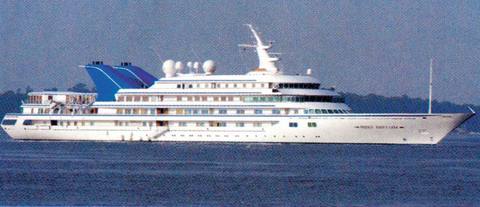 PRINCE ABDULAZİZ- 147 metre -  - 5.200 tonluk Abdülaziz, Eski Arabistan Kralı Fahd'a aitti. Şu anda yerine geçen erkek kardeşi Abdullah'a hizmet veriyor. Tasarımı Maireform'a ait olan Helsinger Vaerft'e bağlı yata, 1984 yılında 184 milyon dolar değer biçilmişti. Kraliyet Sarayı'nın yanındaki Jeddah Limanı'nda yatan tekne, son olarak Prince Abdulaziz ismini aldı. İçinde hastane, mescit ve sinema bulunan yatta, 65 mürettebat hizmet veriyor. -