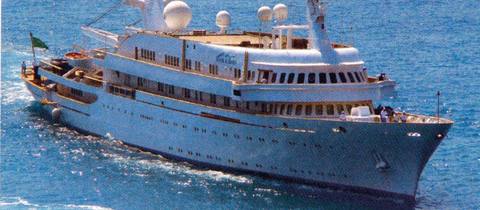 ISSHAM AL BAHER-115.76 metre  -  - İlk sahibi Yunan kodoman Stavros Niarchos'tu. Daha Niarchos yatı bir petrol anlaşmasının karşılığında Kral Fahd'a hediye etti. Teknenin ismi İssham Al Baher olarak değiştirildi. Kayıtlarına göre bir zamanlar kraliyet yatı olan tekne, şu sıralar o kadar çok Yunanistan kıyılarında görülüyor ki, yeni eski sahibine dönmüş olabilir -