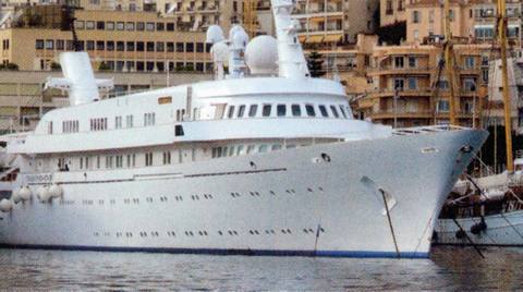 ATLANTİS II-115.82 metre -  -  Onassis'in Christina'sından 16.7 metre daha uzun olan Atlantis II, Hellenic Gemicilik tarafından 1981 yılında Yunanistan'da bir tersaneye yaptırıldı. Eski Suudi Arabistan kraliyet yatı İssam Al Boher'in de kız kardeşi sayılan tekne 25 konuk kapasitesine sahip. Atlantis II'nin güvertesinde bir helikopter pisti var. Havuzunun tabanı da yükseldiğinde bir dans pistine dönüşüyor. Niarchos Ailesi'ne ait yatı sık sık Monaco açıklarında süzülürken görmek mümkün. . -