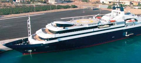 TURAMA-116.4 metre  -  - Turuma, ismini Borneo'da bir nehirden alıyor. Hong Kong'da çalışacak bir cruise gemisi olarak inşa edilen tekneyi sonradan Latsis Ailesi SETE Yachts adlı şirketi için satın almış. Çok büyük bir master süiti bulunan yatta ayrıca 2 de orta boy master süit, 24 adet de VIP süiti var. 16 tek kişilik kamaranın yer aldığı teknede sauna, cimnastik salonu, sinema, konferans salonu mevcut. -