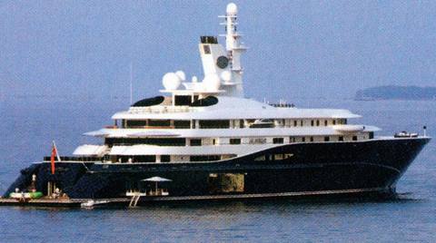 AL MIRQAB 133.2 metre  -  - Yeni tamamlanan Al Mirqab, bir süre Mayıs Projesi adıyla tanındı. Üst güvertesi Kusch Yacht tarafından Almanya'da yapılan tekne 36 konuk, 45 de mürettebat kapasitesine sahip. En önemli özelliğiyse yüzen 4 katındaki kocaman, ihtişamlı merdivenleri. Üç yanınını süsleyen el yapımı kristalleri de unutmamak lazım. Al Mirqab, 2009'da tüm yat sahiplerinin gıpta ettiği Dünyanın En İyi Motorlu Süperyatı Ödülü'nü almaya hak kazandı. Birtakım kaynaklara göre Al Mirqab, Katar Başbakanı Hamad Bin Jassim bin Jaber Al Thani'ye ait. -