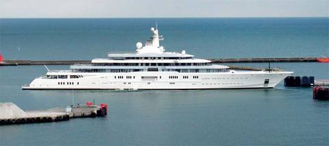 ECLIPSE - 162.5 metre - Eclipse, 9 Aralık 2010'da tasarımı ve ve mimarisiyle resmen dünyanın en büyük süper yatı unvanını aldı. Blue Ocean Yacht Management'ın işlettiği yat, 56 metre uzunluğunda bir güverteye sahip. 92 mürettebatın hizmet verdiği bu mega yatın güvertesinde 16 metre uzunluğunda bir yüzme havuzu yer alıyor. Üstelik zemini yükseltildiğinde havuz dans pisti olarak kullanılabiliyor. Ayrıca yatın farklı noktalarına üç helikopter inebiliyor. Tasarımcı Terrence Didale'ın imzasını taşıyan tekne, dizel ve elektrikli itiş gücü sistemi, çarpıcı dış stili ve hayret verici iç tasarımıyla dikkat çekiyor. -